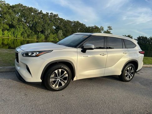 Used 2020 Toyota Highlander XLE FWD image 2