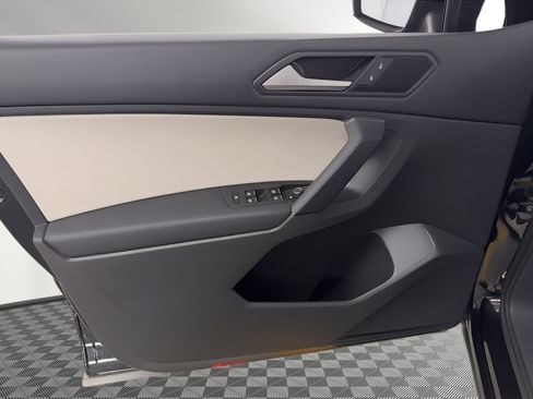 Used 2019 Volkswagen Tiguan SE FWD image 14