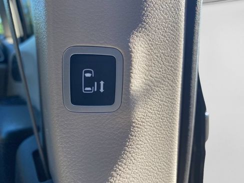 Used 2020 Chrysler Pacifica Touring-L FWD image 15