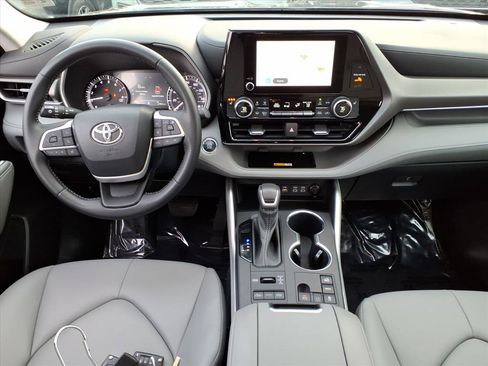 Certified 2023 Toyota Highlander XLE image 11