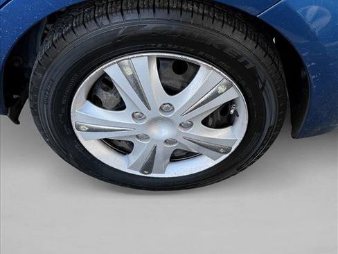 Used 2017 Toyota Yaris L image 9