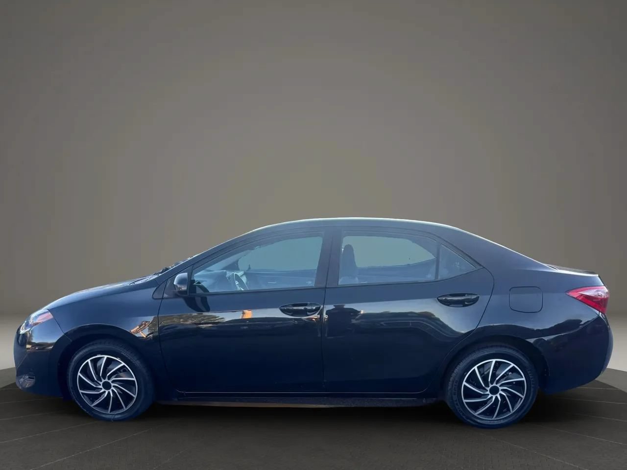 Used 2017 Toyota Corolla LE FWD image 6