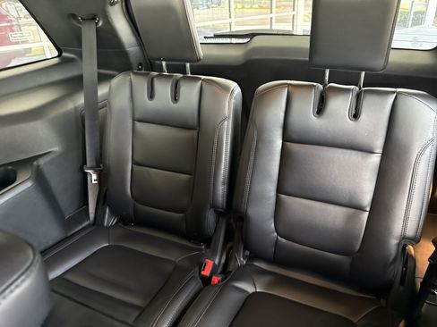 Used 2019 Ford Explorer XLT w/ Equipment Group 202A FWD image 30