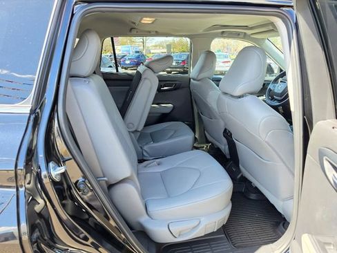 Used 2023 Toyota Highlander XLE AWD/4WD image 14