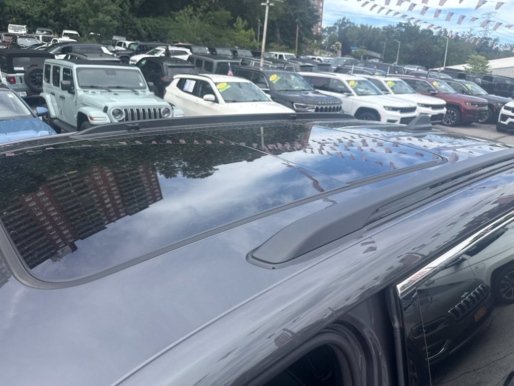 Used 2025 Jeep Grand Cherokee Limited AWD/4WD image 6