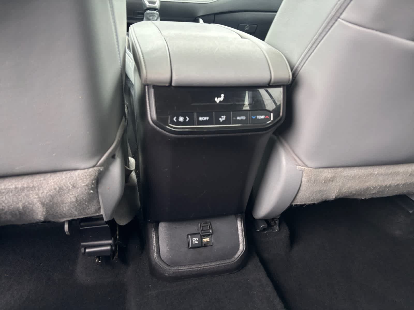 Used 2021 Toyota Highlander XLE AWD/4WD image 16