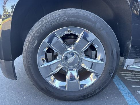 Used 2015 Chevrolet Suburban LTZ RWD image 19