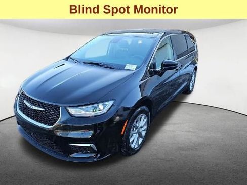 Used 2024 Chrysler Pacifica Touring-L image 4