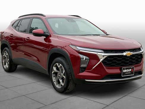 Used 2025 Chevrolet Trax LT image 2