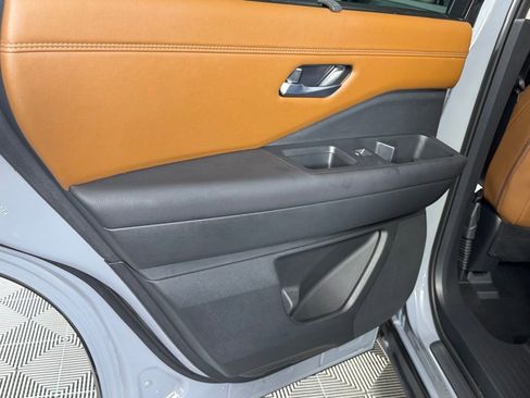 Used 2025 Nissan Pathfinder Platinum w/ Cargo Package image 24