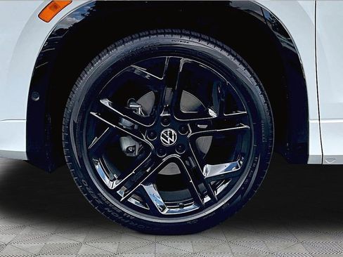 New 2026 Volkswagen Tiguan SE R-Line image 30