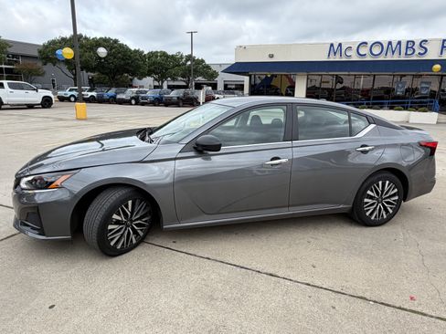 Used 2025 Nissan Altima 2.5 SV FWD image 11