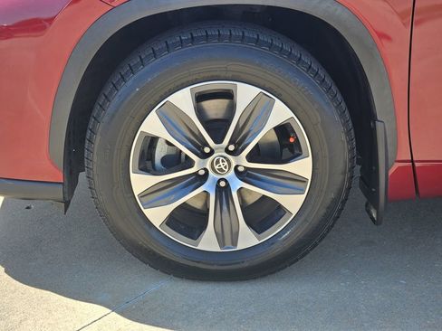 Used 2023 Toyota Highlander XLE FWD image 16