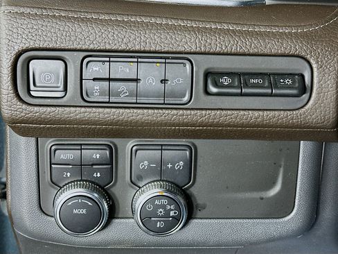 Used 2021 GMC Yukon Denali w/ Denali Premium Package image 17