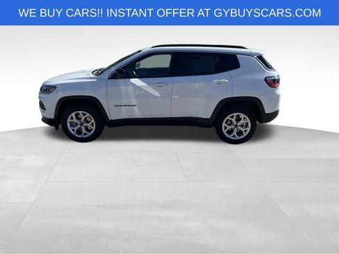 Used 2025 Jeep Compass Latitude w/ Sun & Sound Group AWD/4WD image 3