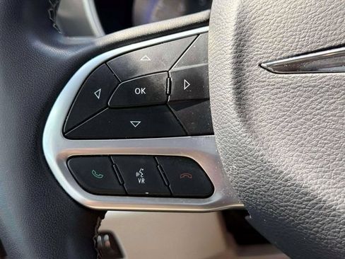 Used 2023 Chrysler Pacifica Touring-L FWD image 20