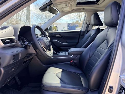 Used 2022 Toyota Highlander XLE image 19