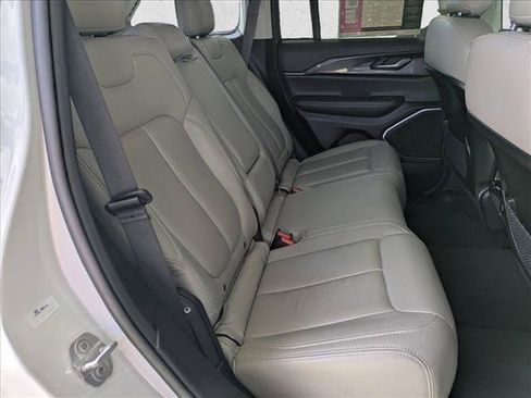 Used 2022 Jeep Grand Cherokee Laredo w/ Luxury Tech Group I AWD/4WD image 19