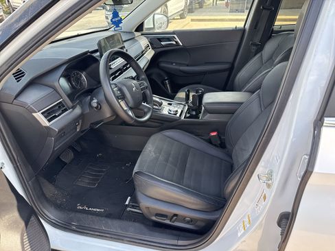 Used 2024 Mitsubishi Outlander SE image 2