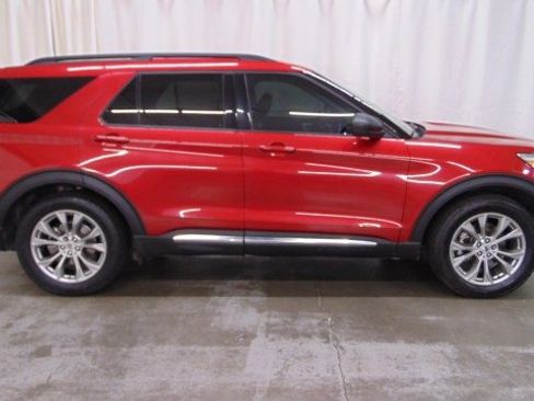 Used 2022 Ford Explorer XLT w/ Equipment Group 202A image 2
