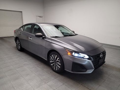 Used 2024 Nissan Altima 2.5 SV FWD image 13