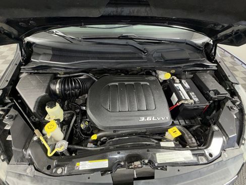 Used 2011 Volkswagen Routan SE image 26