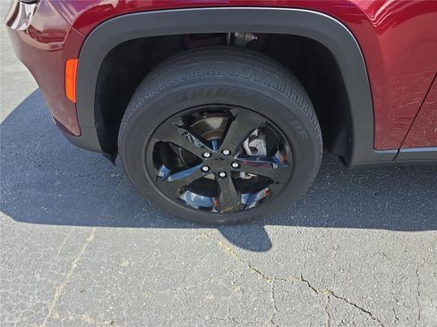 Used 2023 Jeep Grand Cherokee Altitude image 11