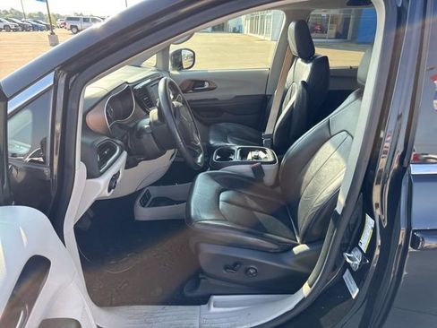 Used 2017 Chrysler Pacifica Touring-L FWD image 14