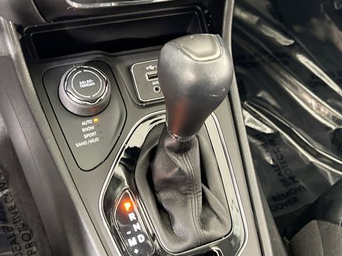 Used 2022 Jeep Cherokee Limited w/ Mopar Interior Package image 16