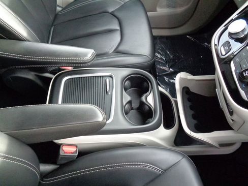 Certified 2024 Chrysler Pacifica Touring-L image 18