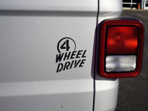 Used 2022 Jeep Gladiator Willys image 11