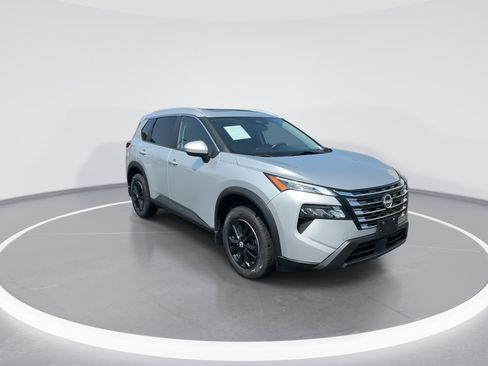 Used 2024 Nissan Rogue SV w/ SV Premium Package AWD/4WD image 2