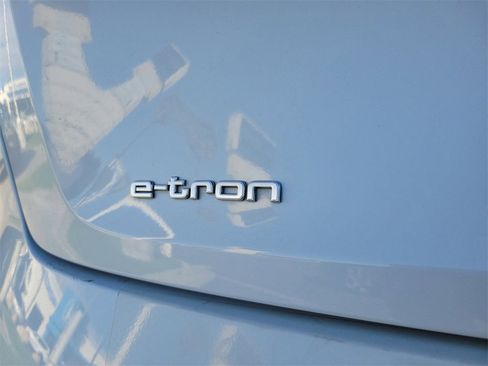 Used 2021 Audi e-tron Premium Plus w/ Premium Plus Package image 8