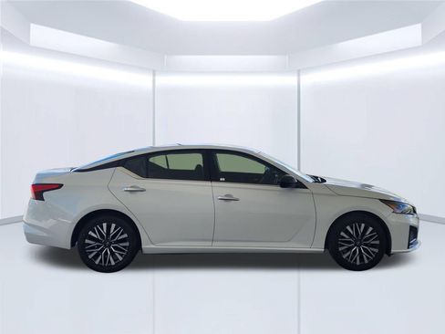 Used 2024 Nissan Altima 2.5 SV FWD image 4