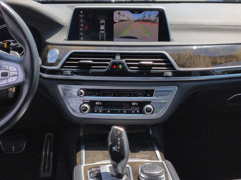 Used 2019 BMW 750i w/ M Sport Package RWD image 30