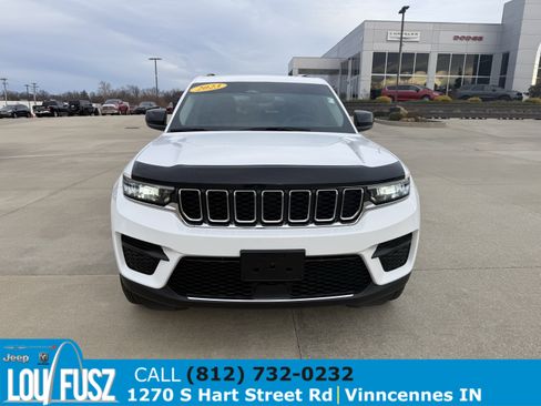 Used 2023 Jeep Grand Cherokee Laredo image 2