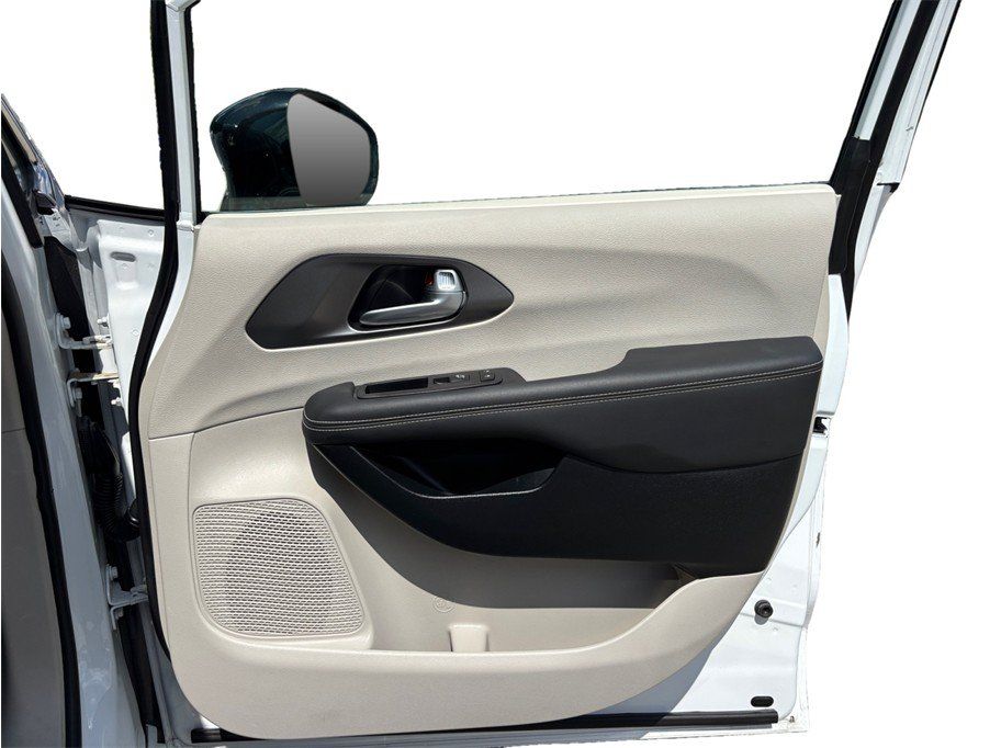Used 2024 Chrysler Pacifica Limited FWD image 46