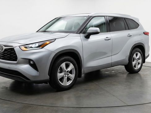 Used 2025 Toyota Highlander LE FWD image 3