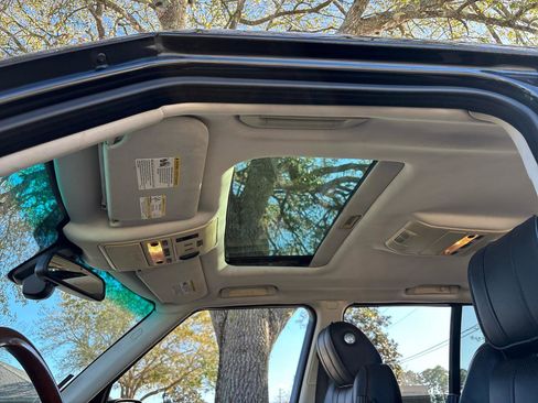 Used 2010 Land Rover Range Rover HSE image 12