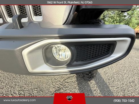 Used 2018 Jeep Wrangler Unlimited Sahara AWD/4WD image 8