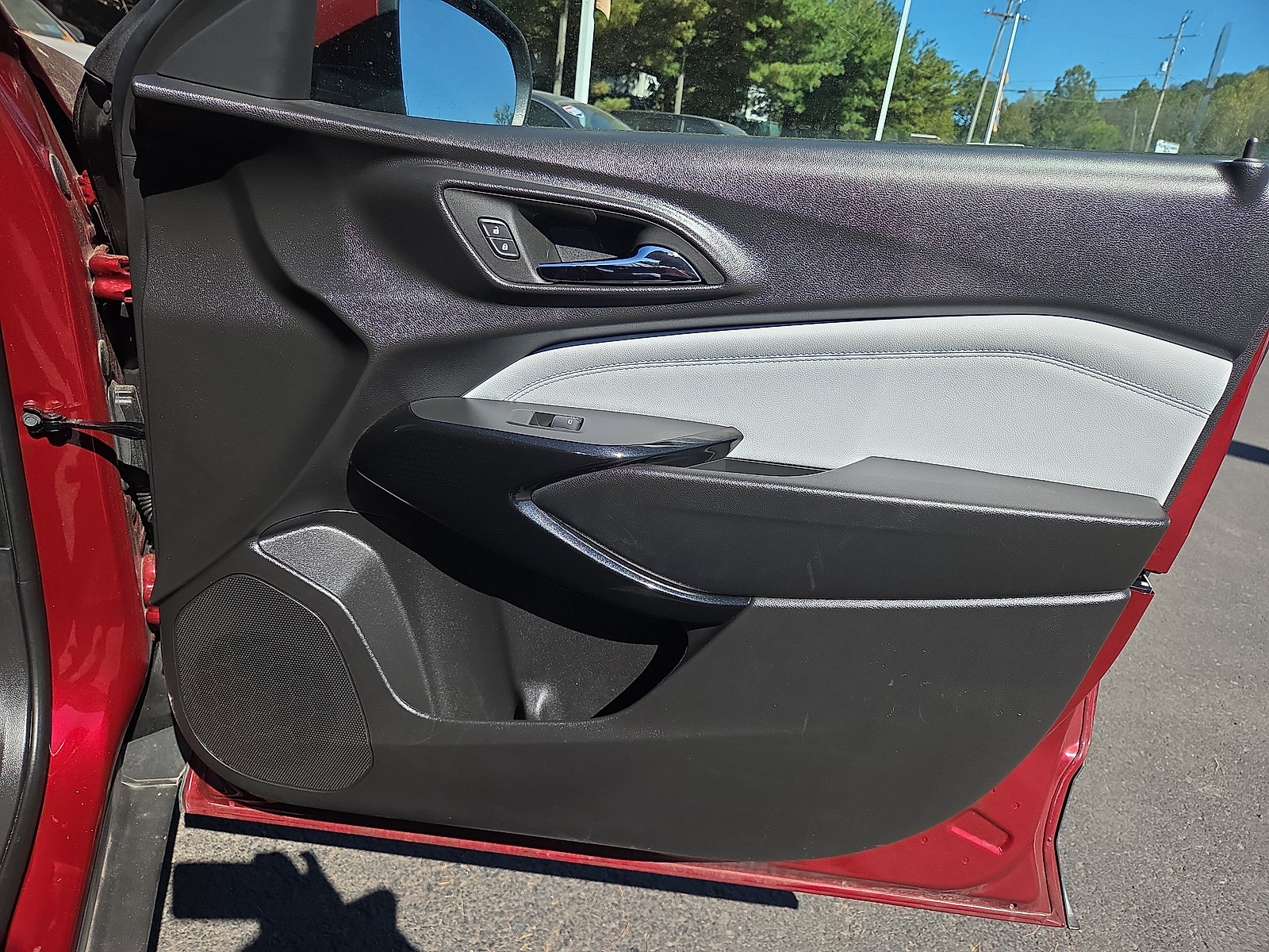 Used 2025 Chevrolet Trax LT w/ LT Convenience Package FWD image 17