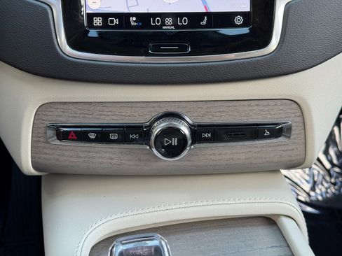 Used 2025 Volvo XC90 T8 Ultra w/ Protection Package Premier AWD/4WD image 32