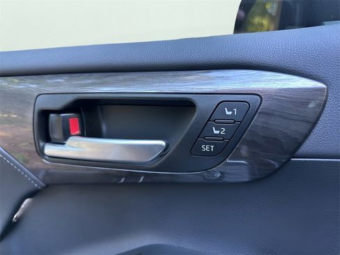 Used 2025 Toyota Highlander Platinum image 19