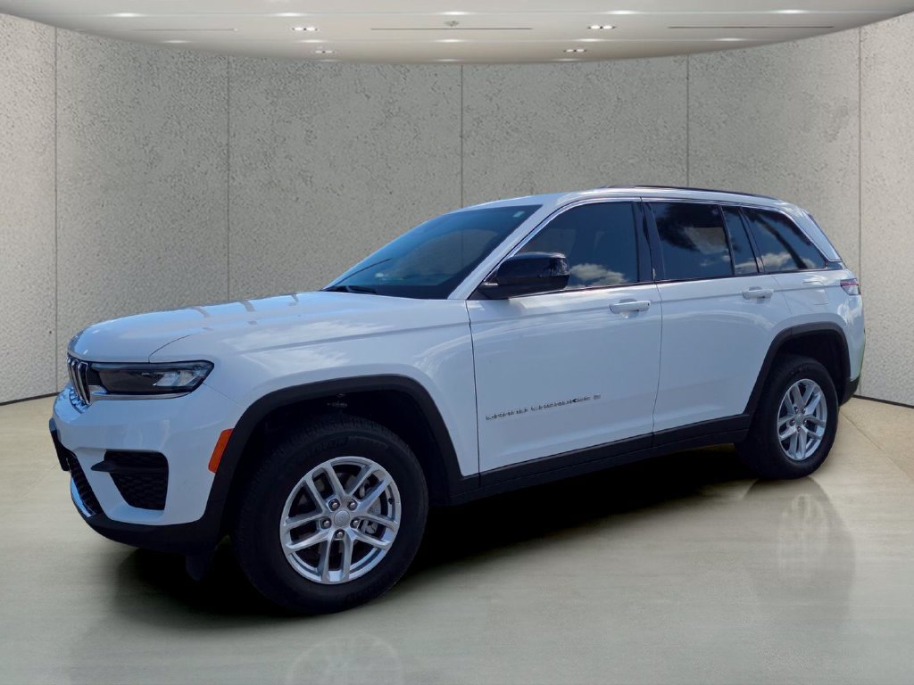 Used 2025 Jeep Grand Cherokee Laredo RWD image 11