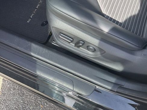 Used 2022 Toyota Camry SE image 11