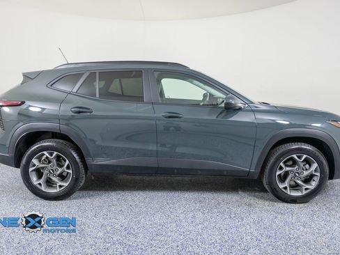 Used 2025 Chevrolet Trax LT FWD image 8