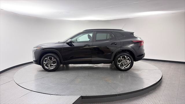 Used 2025 Chevrolet Trax LT w/ LT Convenience Package FWD image 3