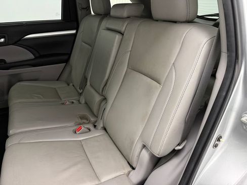 Used 2019 Toyota Highlander XLE FWD image 34