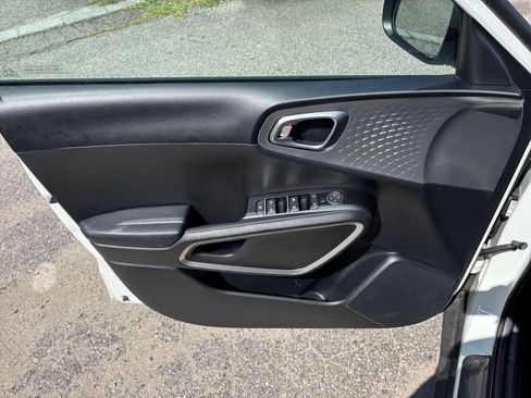 Used 2025 Kia Soul LX w/ LX Technology Package FWD image 18