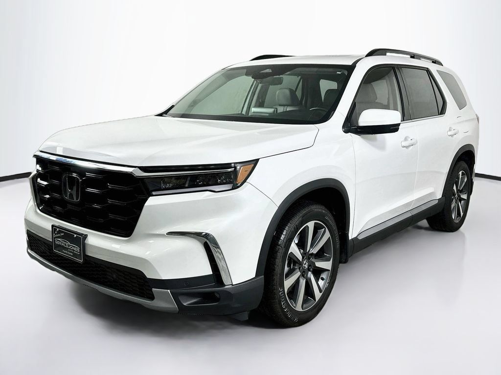 Used 2025 Honda Pilot Touring image 1